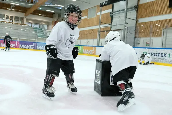 To barn med hockeyutstyr som trener på isen, som illustrasjonsbilde til gratis skøyteskole på Idda Arena i Kristiansand