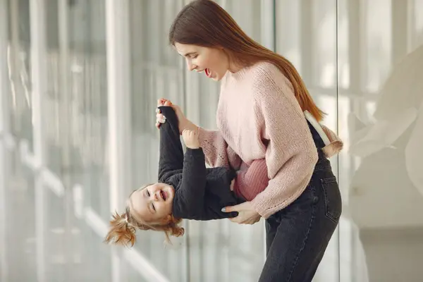 Ung mor med lite barn med beina rundt mors liv og som holder i mors armer som illustrasjonsbilde for beskrivelsen av Babydans på Kulturverket Flammen