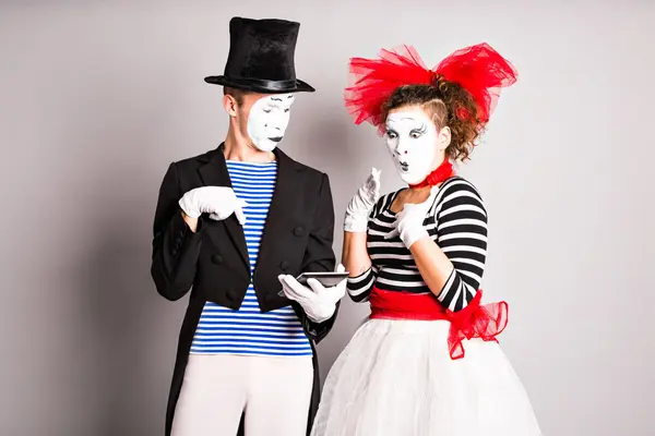 Illustrasjon av to mimere i fargerike kostymer, brukt som illustrasjonsbilde for Barnesøndag på Varmesentralen Fornebu.