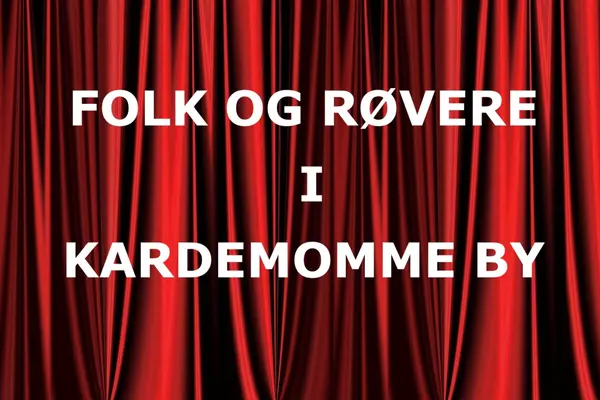 Folk og røvere i Kardemomme by skrevet med store bokstaver med et rødt sceneteppe som bakgrunn som illustrasjonsbilde for forestillingen i Grieghallen