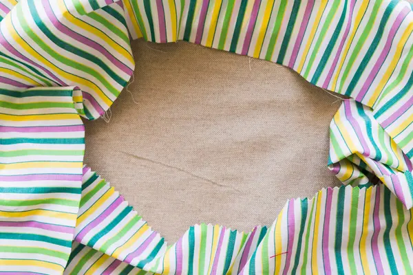 Stripet stoff på et bord som illustrasjonsbilde for beskrivelsen av vinterferieverksted med RELOVE på Deichman Majorstuen