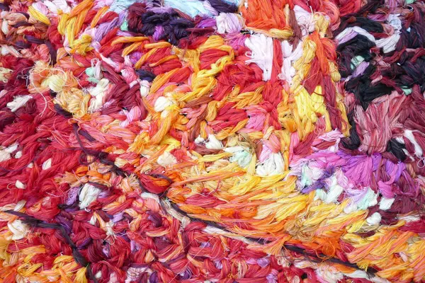 Nærbilde av tekstilteppe i sterke farger som illustrasjonsbilde for beskrivelsen av vinterferieaktiviteter på Stavanger kunstmuseum