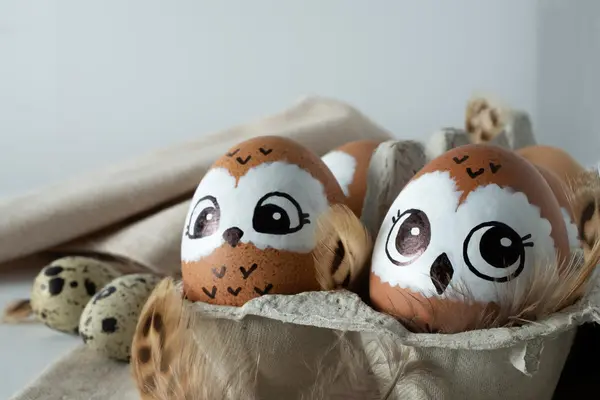 Påskeegg malt som brune ugeuenger, som illustrasjonsbilde for beskrivelsen av påskeaktiviteter på Naturhistorisk museum i Oslo