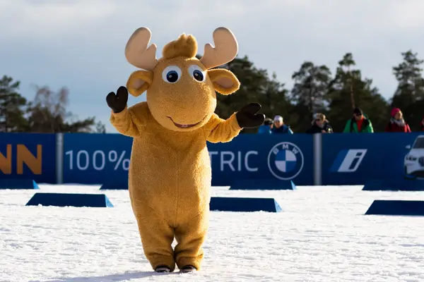 Maskot i form av en gul elg i Holmenkollen under Barnas Holmenkolldag