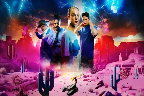 Fire skuespillere står i et fargerikt, digitalt ørkenlandskap med lyn på himmelen i promotasjonsbildet til familieforestillingen «Skorpionens spill – i skyggen av Roblox»