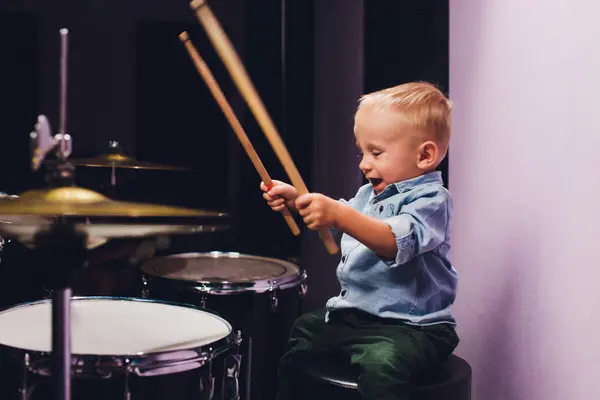 Liten gutt som utforsker trommer gjennom lek, illustrasjonsbilde for Mylder – aktiviteter for barn på Lørenskog hus.