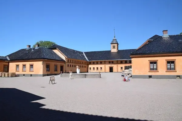 Mange mennesker og boder på en stor gressplen på Høstdag på Bogstad Gård
