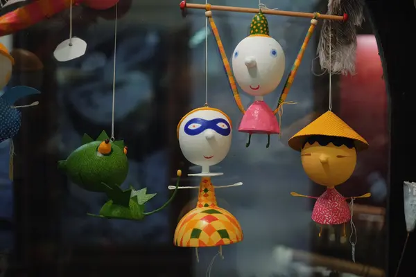 Illustrasjon av fargerike figurdukker hengende på rad, brukt som illustrasjonsbilde til beskrivelse av familieprogrammet under Figurfestspillene i Tønsberg.