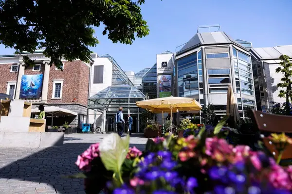 Sølvberget bibliotek og kulturhus i Stavanger fotografert mot inngangspartiet, med mange voksne og barn på plassen Arneageren foran