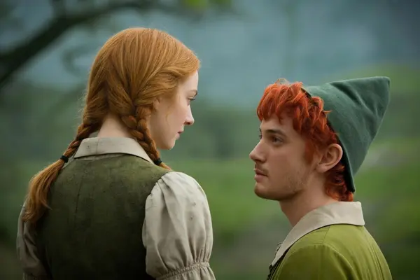 To skuespillere i grønne kostymer står ute i naturen og ser på hverandre, inspirert av eventyruniverset Peter Pan, som illustrasjonsbilde for beskrivelsen av forestillingen Peter Pan med BADS på Fana Kulturhus 