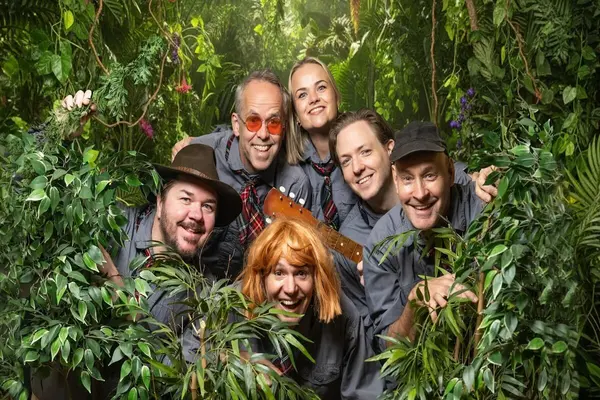 Teatergruppa Kruttårnet, seks skuespillere omgitt av grønne jungelplanter som illustrasjonsbilde for forestillingen Jungelboken på Oslo Nye Centralteatret