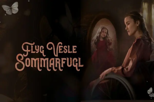 Illustrasjon til teaterforestillingen «Flyg vesle sommarfugl» som viser en ung jente i rullestol foran et speil med et drømmende uttrykk, omgitt av sommerfugler i et mørkt og eventyrlig univers