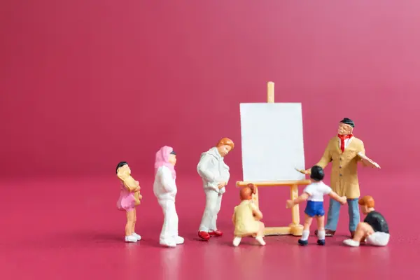 Miniatyrfigurer av barn som står rundt et staffeli, ledet av en voksen, mot rosa bakgrunn, som illustrasjonsbilde for beskrivelsen av vinterferieaktiviteter på Landås bibliotek