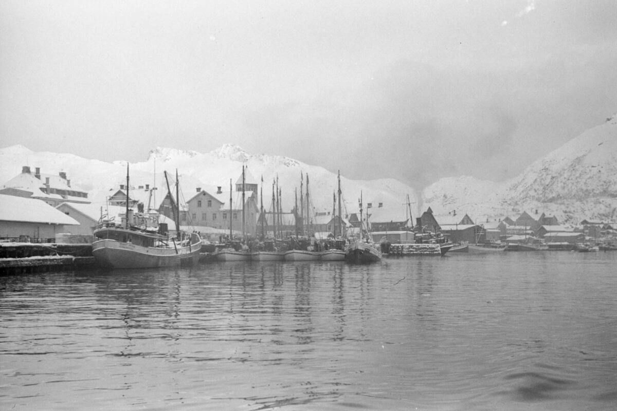 Svart-hvitt bilde fra Svolvær havn under Lofotfisket i 1947