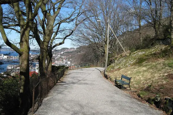 Gruslagt turvei langs Fjellveien i Bergen med benk og utsikt over byen og fjorden