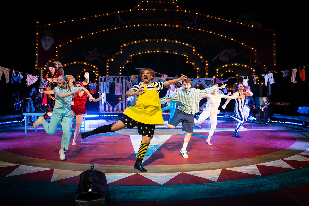 Pippi og flere dansere på scenen i forestillingen Pippi på sirkus på Det Norske Teatret i Oslo