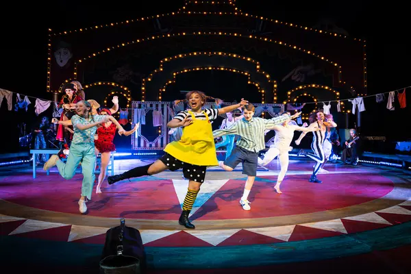 Pippi og flere dansere på scenen i forestillingen Pippi på sirkus på Det Norske Teatret i Oslo