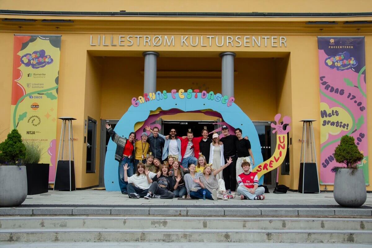 Barn og arrangører samlet foran inngangen til Lillestrøm Kultursenter under Barnas Festdager, en gratis kulturfestival for familier.