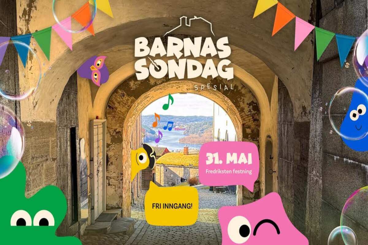 Plakat med bilde fotografert ut av en festningsgang mot sjøen, som illustrasjonsbilde for Barnas Søndag Spesial 2026 på Fredriksten festning