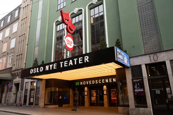 Inngangen til Oslo Nye Hovedscenen med Oslo Nye Teater og Hovedscenen i store bokstaver over og foran inngangen