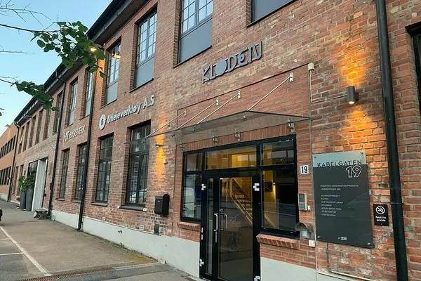 Inngangen til Kloden teater i en lang toetasjes murbygning med flere innganger og virksomheter