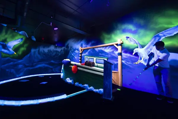 Et av hullene på den innendørs Glow Adventure minigolf-banen på Tromsø Sport Eventsenter