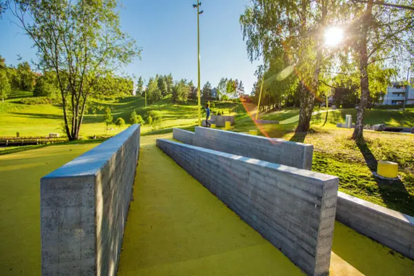 Betongmurer i Verdensparken på Furuset som dekorative elementer og til trening og mosjon