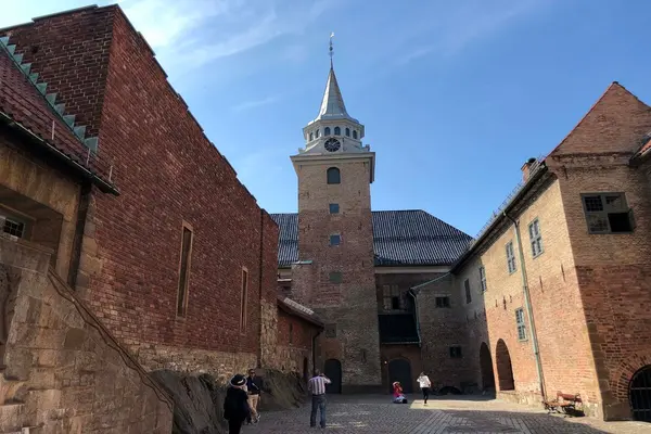 Borggården foran Akershus slott og Akershus slottskirke