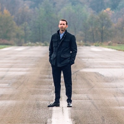 [team] image of team member (for an amusement park)