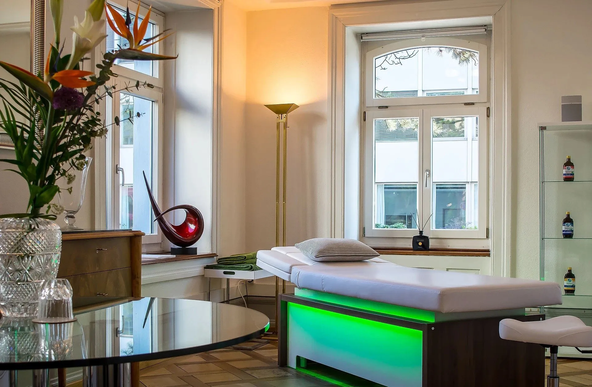 Moderne Arztpraxis mit KI-Telefonassistent für Patientenservice, Terminbuchung und Anrufannahme.