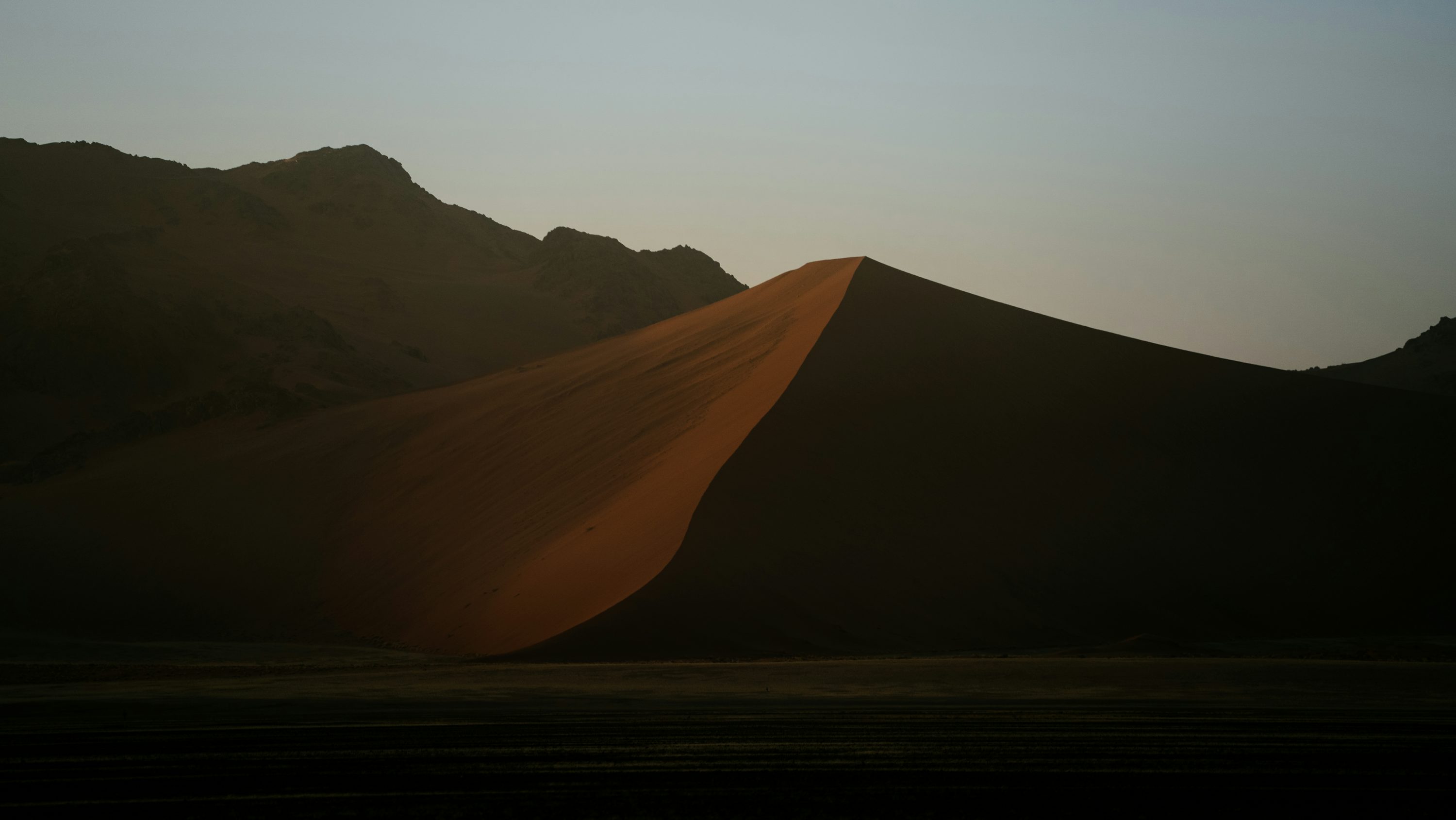 Vue panoramique de la Kasbah fortifiée au coucher du soleil.