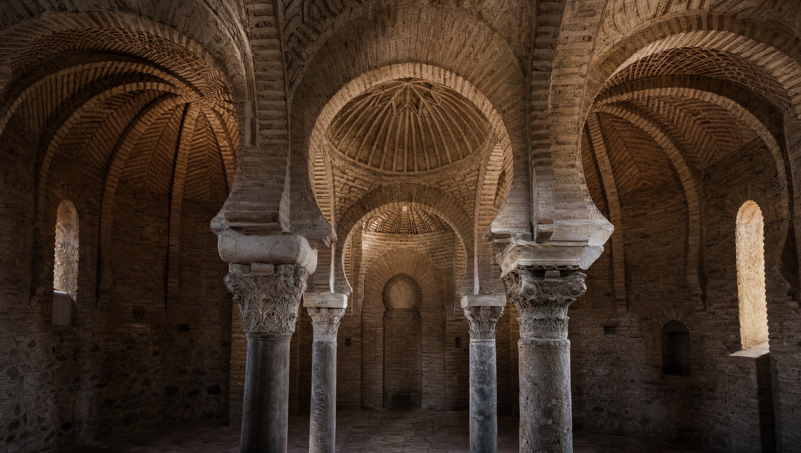 Intérieur de la mosquée Bab al-Mardum : neuf coupoles nervurées reposant sur quatre colonnes à chapiteaux wisigoths