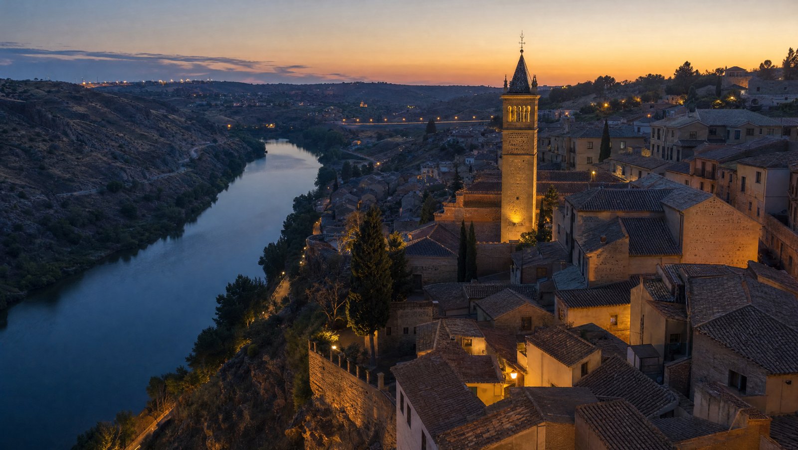 Le quartier juif de Tolède et le Tage au crépuscule, depuis le promontoire rocheux