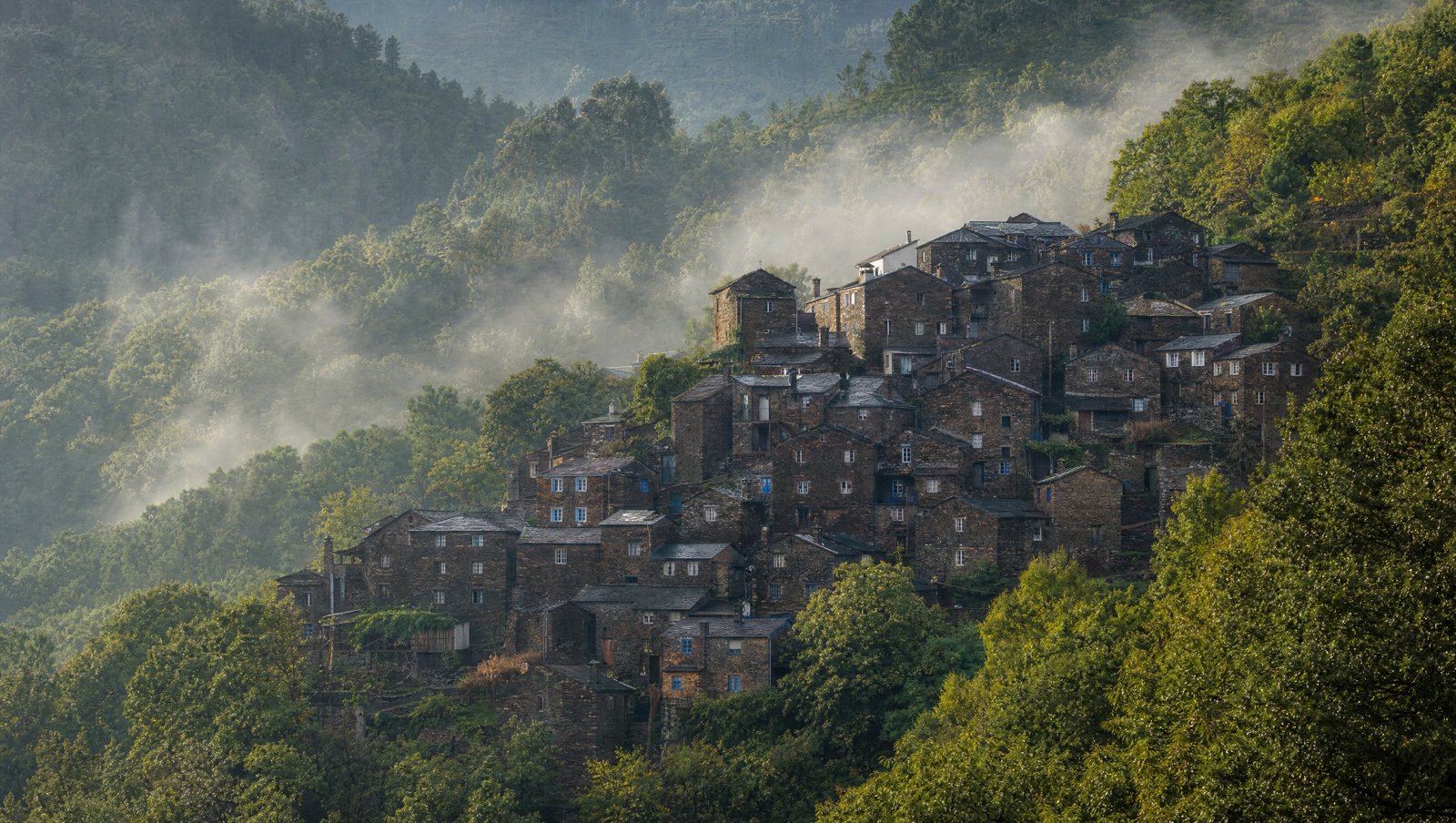 Le village de schiste de Talasnal accroché au versant de la Serra da Lousã