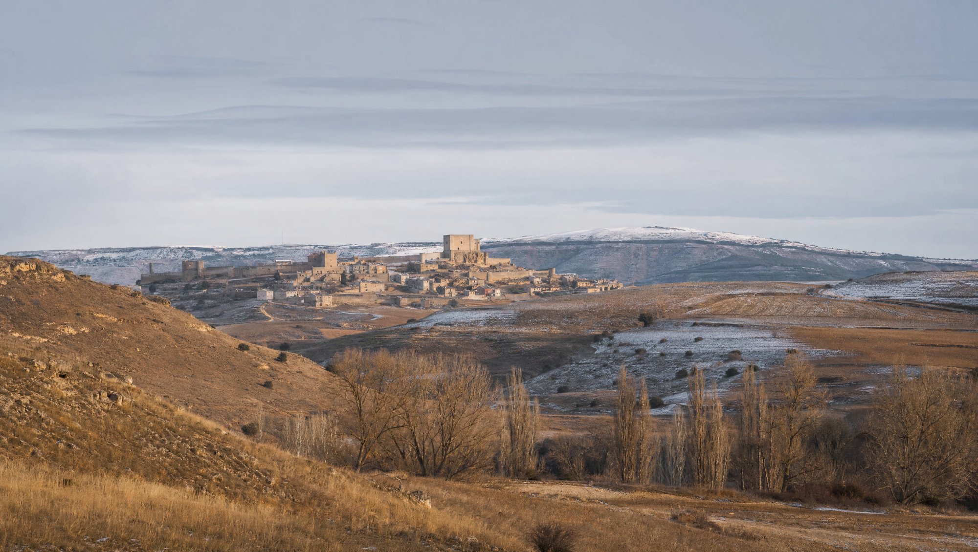 Paysage de la Castille médiévale près de Vivar, collines et champs sous une lumière d'hiver, XIe siècle