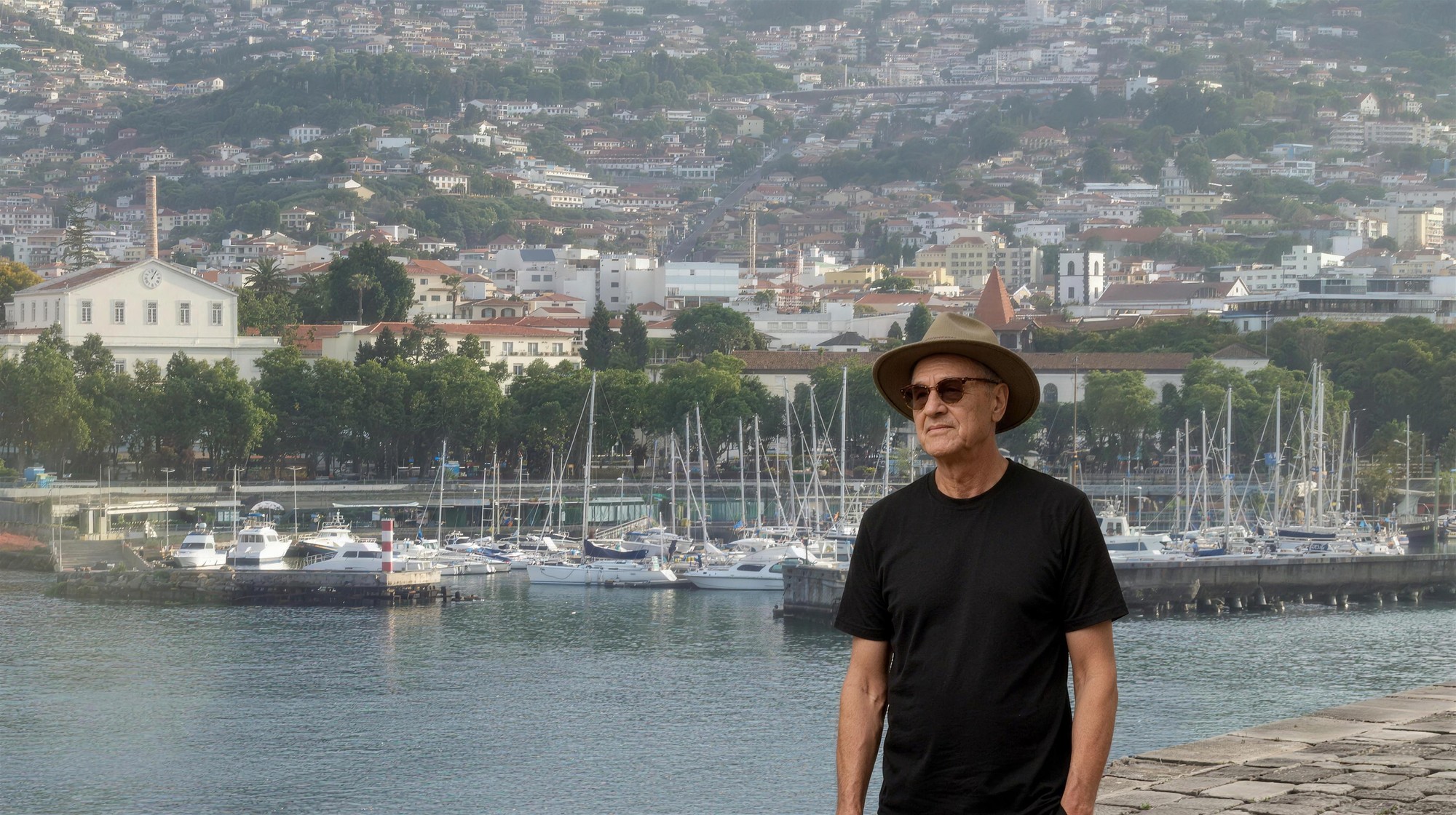 Lucas Lunes sur les quais de Funchal, la marina et la vieille ville de Madère en arrière-plan