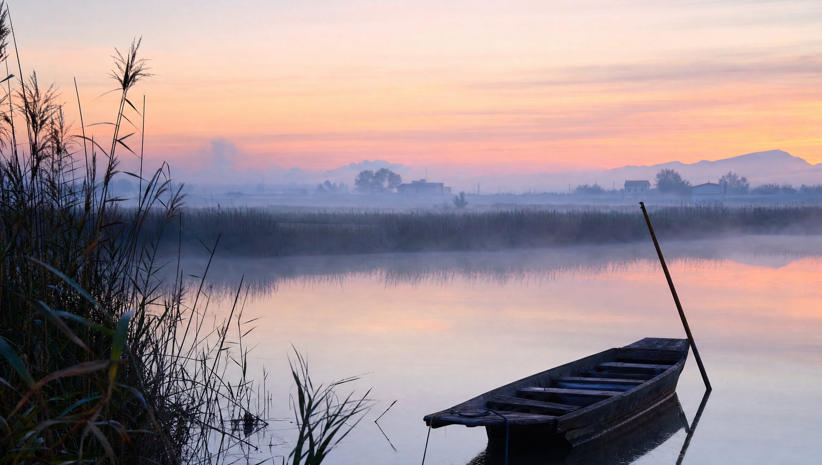 L'Albufera à l'aube, une barque à fond plat glissant sur l'eau plate