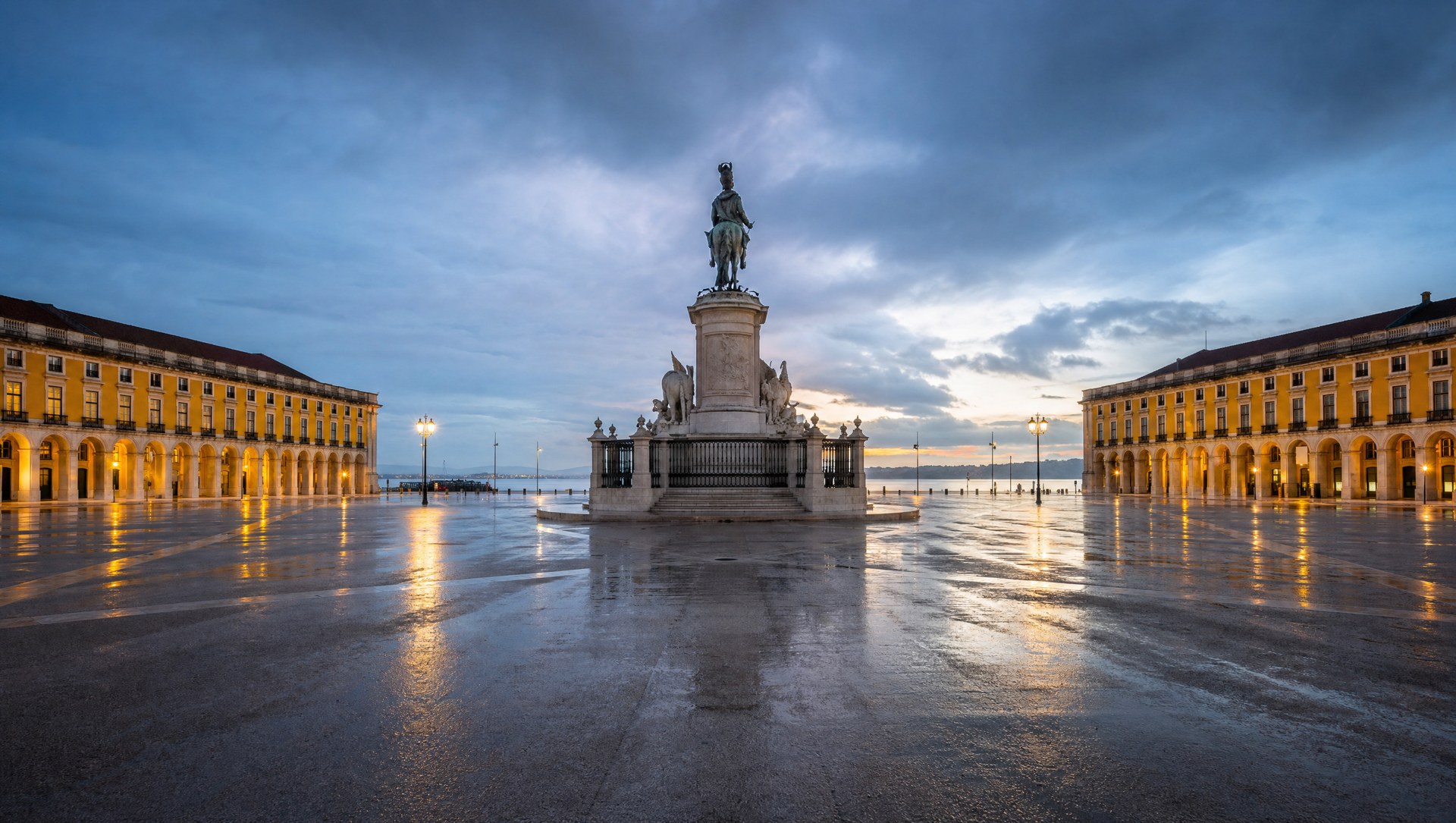 Le Terreiro do Paço (Praça do Comércio) au crépuscule, la statue équestre de Dom José Ier et le Tage