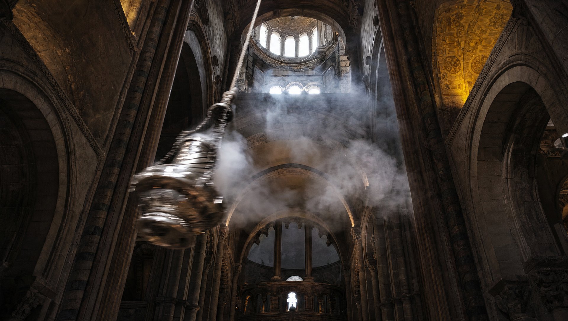 Le Botafumeiro, encensoir geant, dans le transept de la cathedrale de Compostelle