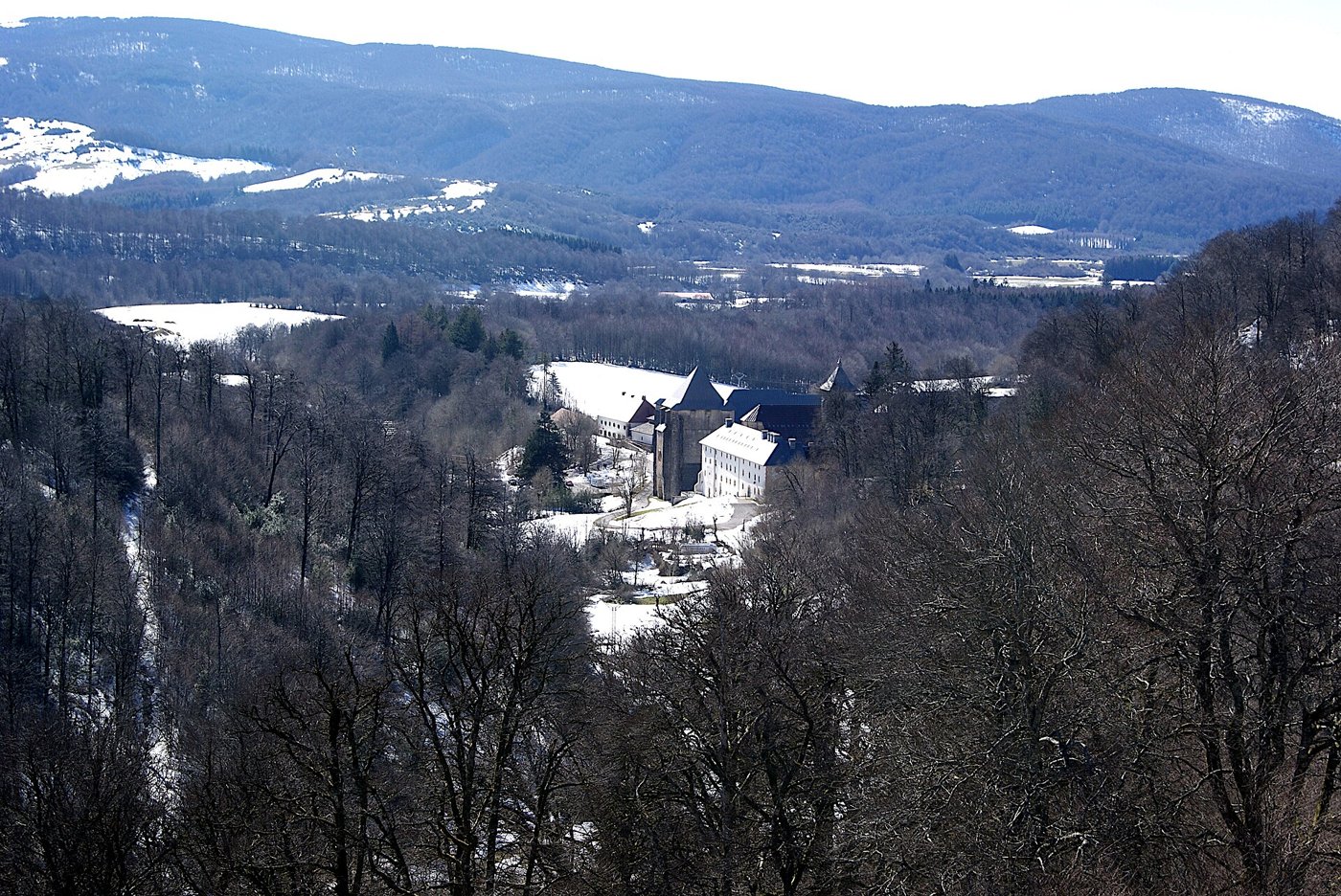 Vue de la Real Colegiata de Roncesvalles depuis le col d'Ibañeta, photographie réelle du lieu