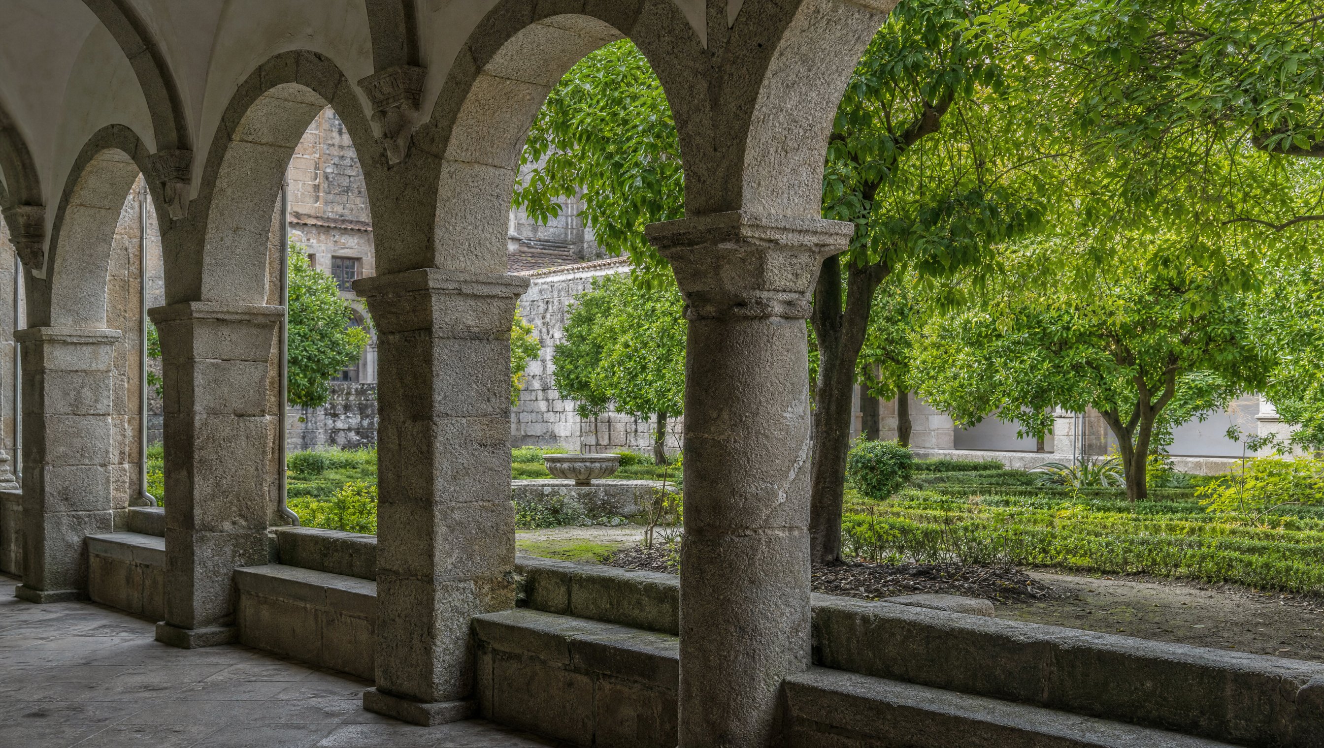 Le cloître de pierre du monastère de Yuste, où Charles Quint se retira