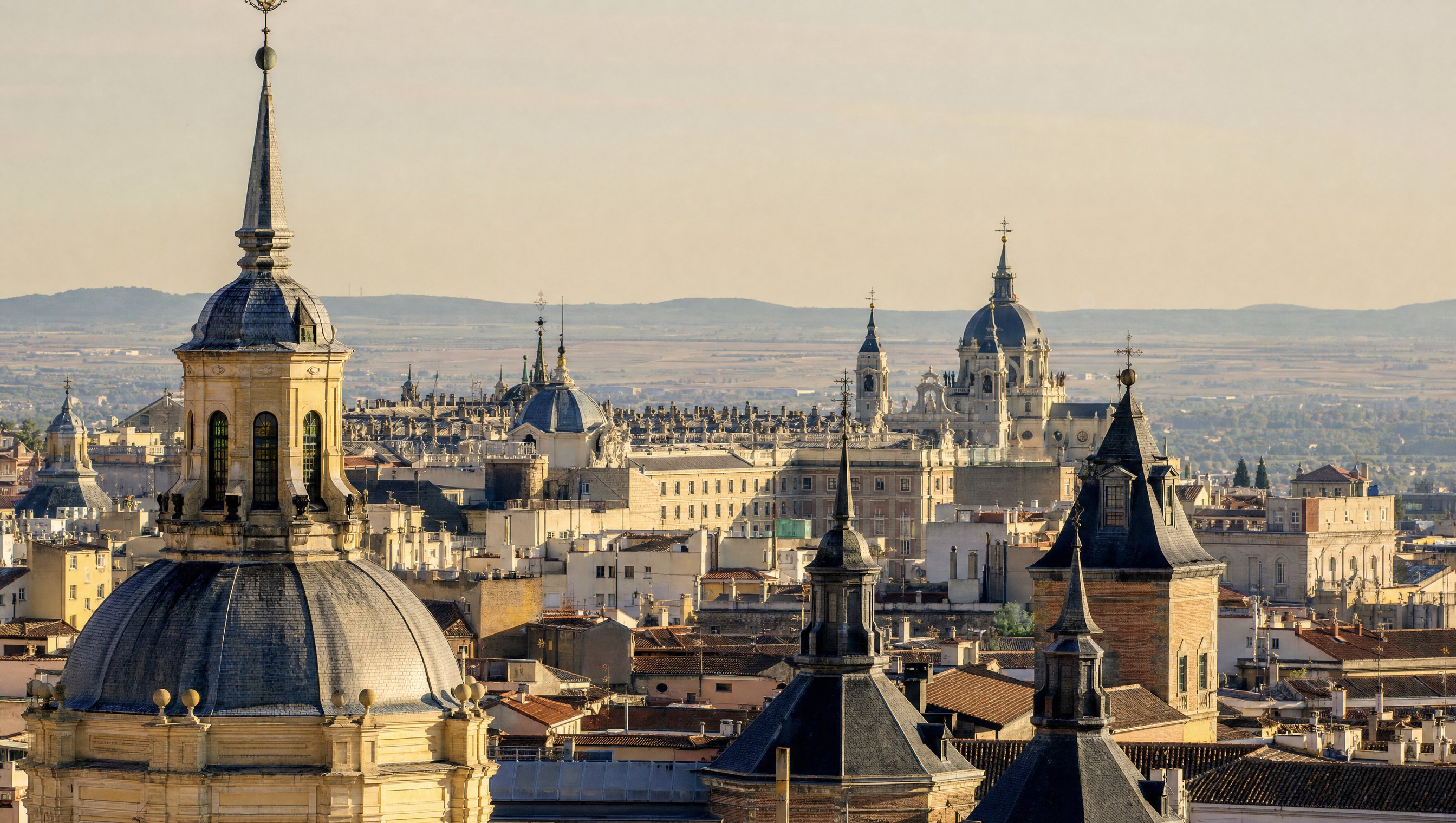 Les toits et clochers du vieux Madrid des Habsbourg dans la lumière dorée du matin