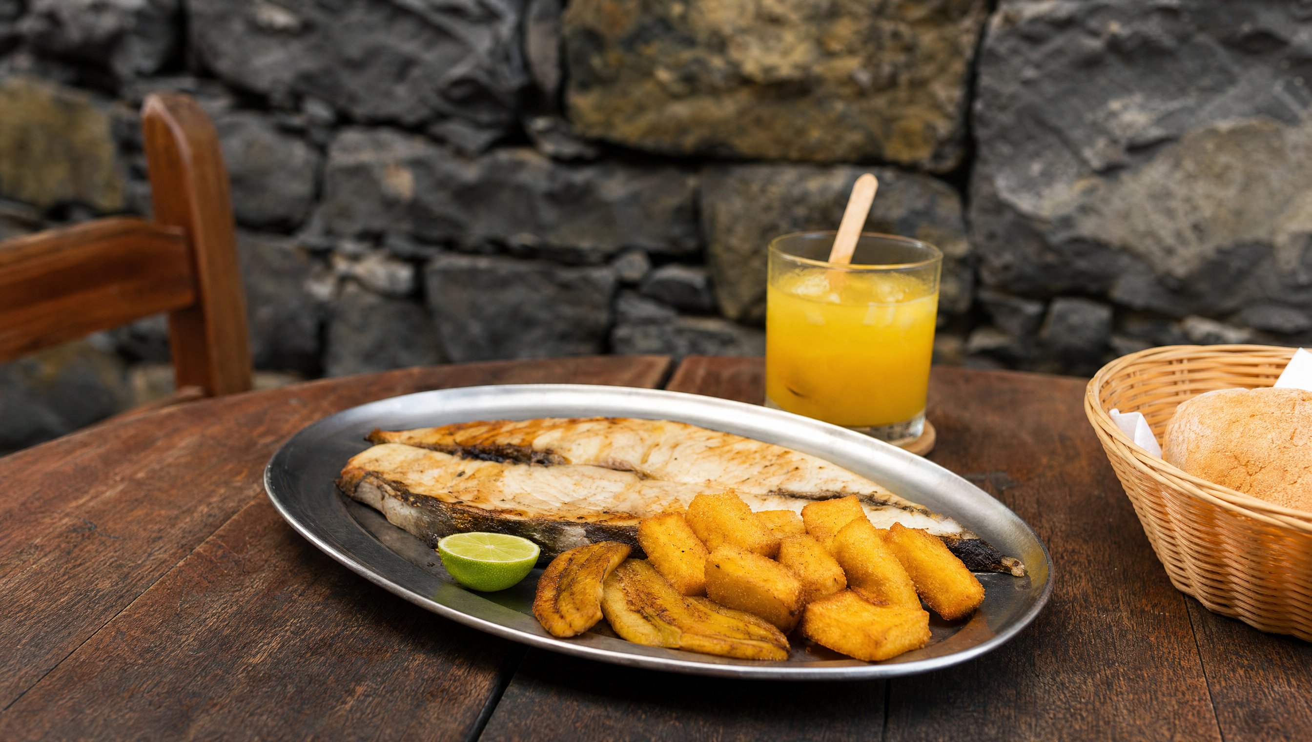 Table madérienne avec espada com banana, milho frito et poncha