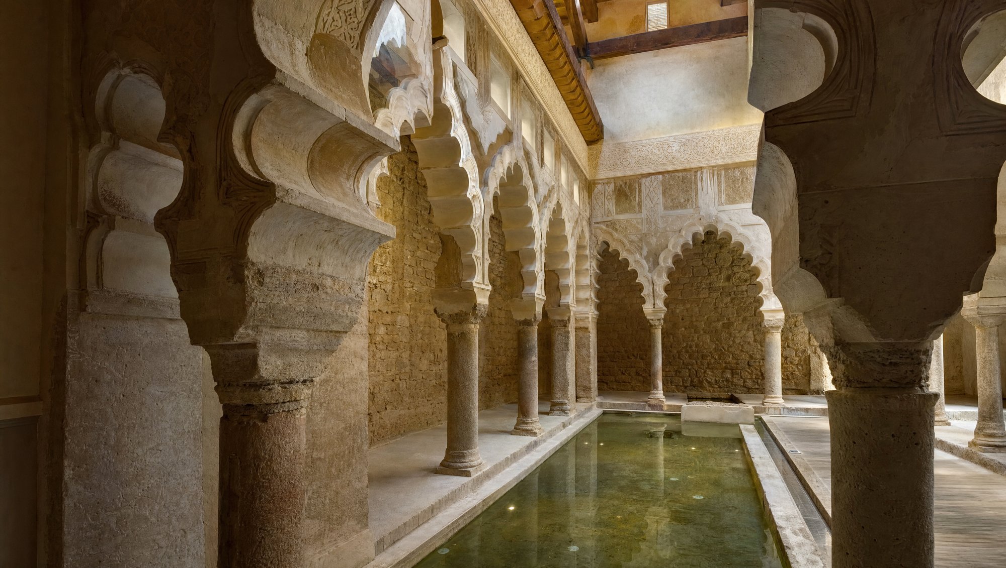 Vestiges du palais andalou du Roi Loup sous le monastère de Santa Clara à Murcie, arcs polylobés et bassin
