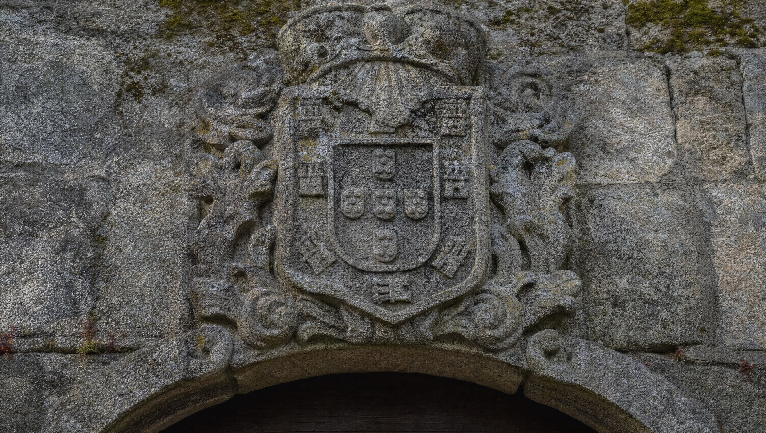 Les armes sculptées de Castelo Rodrigo au-dessus d'une porte de granit du vieux village