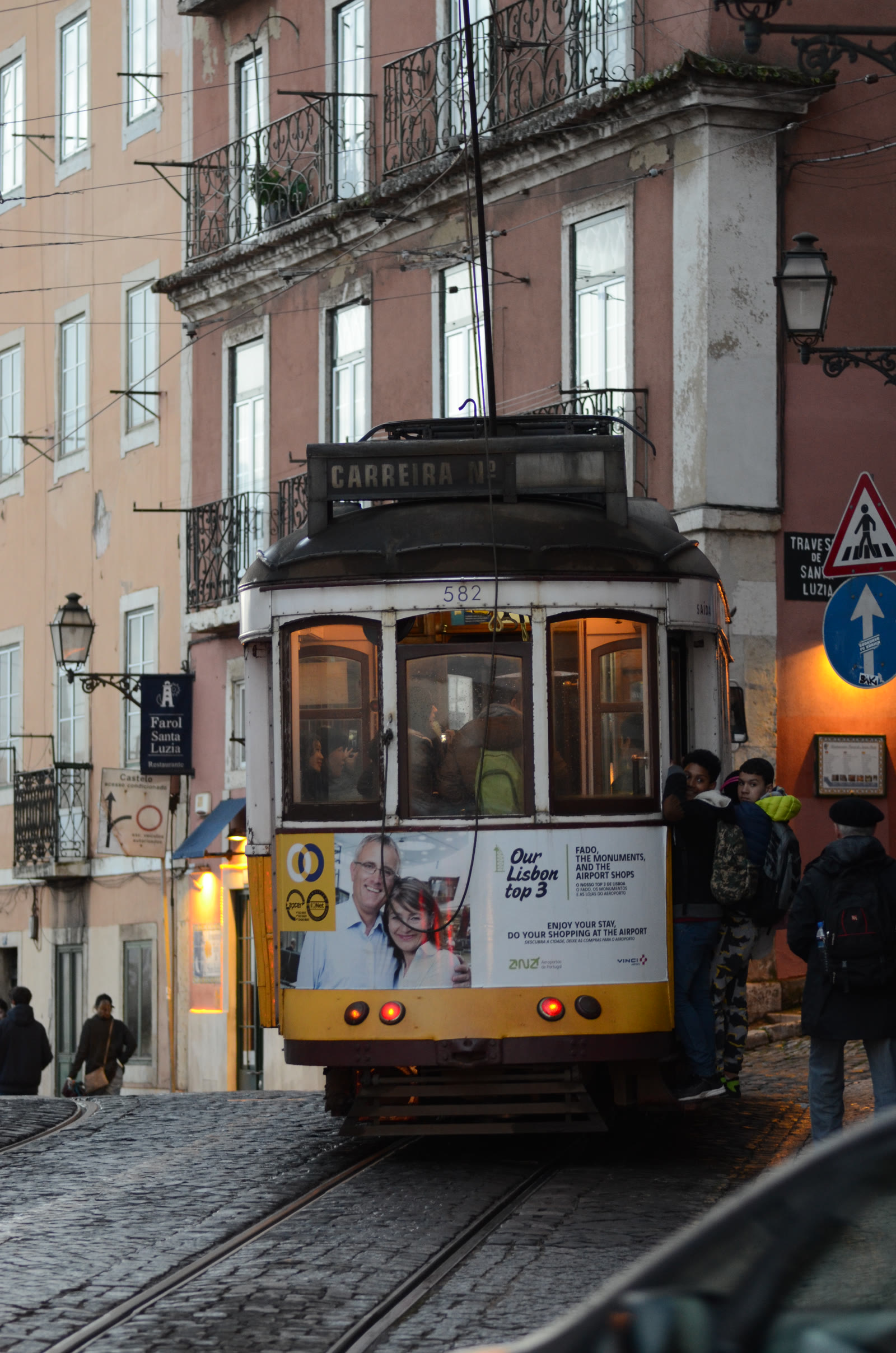 Le tramway 28 traverse le Largo de Santa Luzia dans l'Alfama, Lisbonne