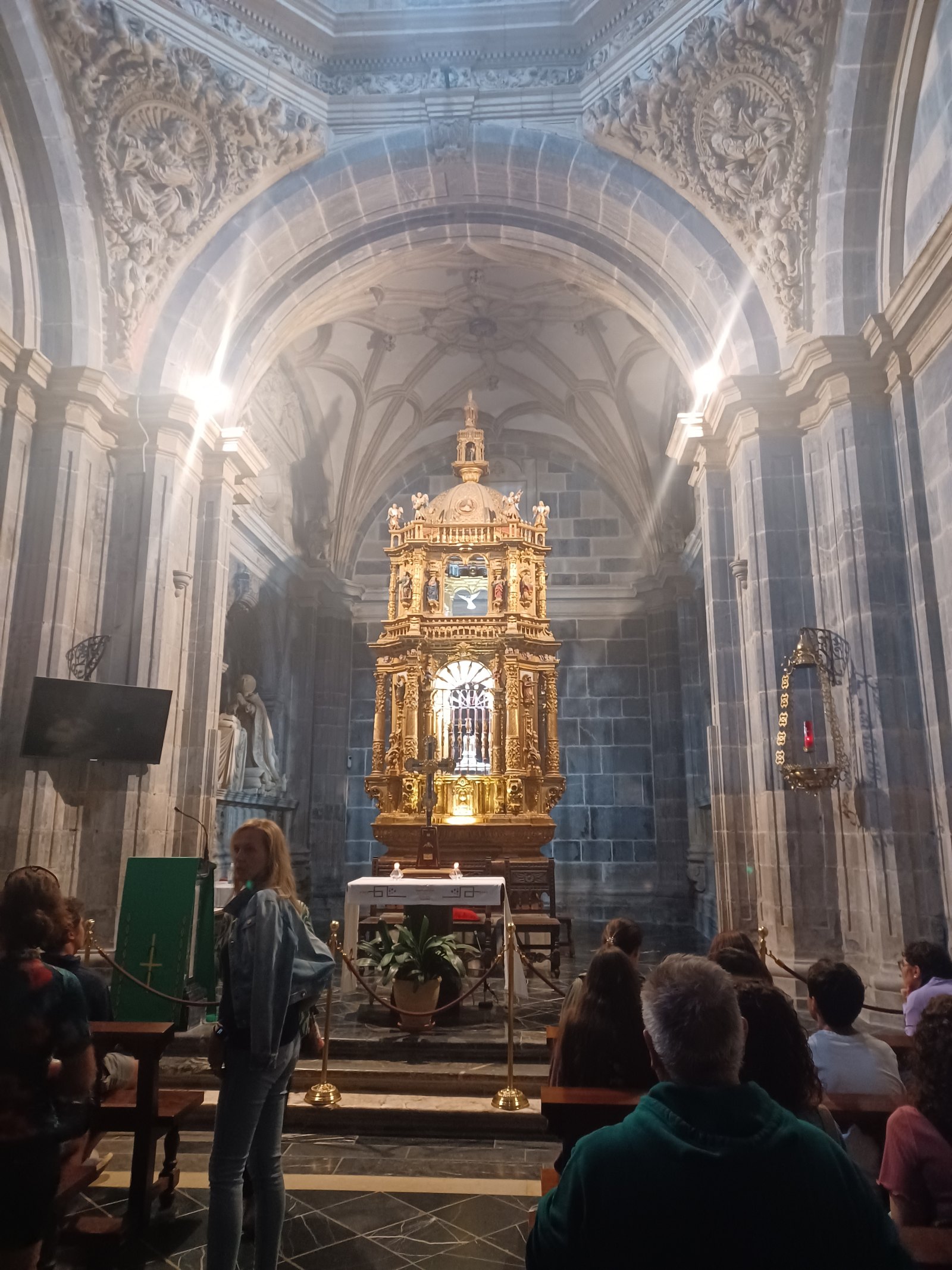 Monasterio de Santo Toribio de Liébana, Cantabria, Espagne, façade de pierre et clocher du monastère franciscain au pied des Picos de Europa
