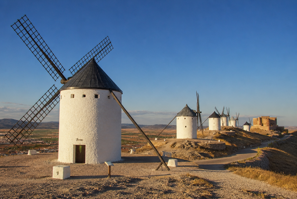 Molinos de viento de Campo de Criptana, La Mancha, Ciudad Real, Espagne, rangée de moulins à vent blancs alignés sur une colline