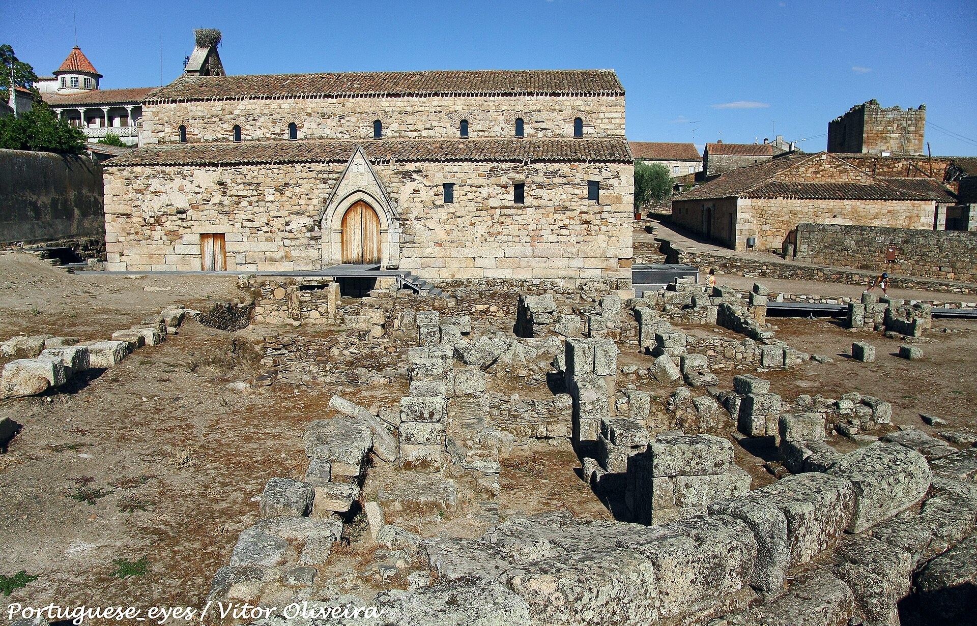 Sé Catedral de Idanha-a-Velha (Antiga Catedral, cathédrale wisigothique), façade et murs de granit, Idanha-a-Velha, Portugal