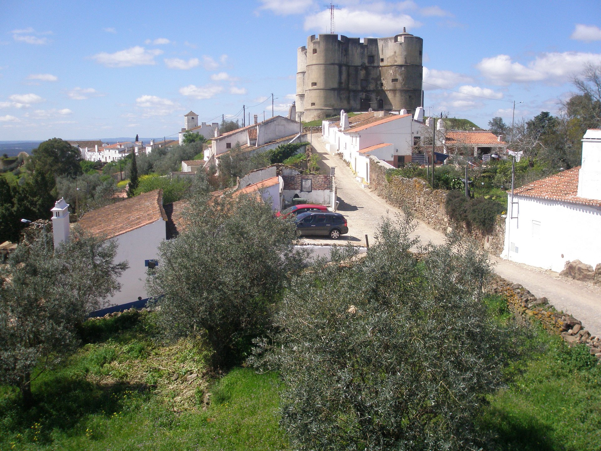 Castelo de Evoramonte (Paço dos Duques de Bragança), château fortifié aux quatre tours rondes, Evoramonte, Alentejo, Portugal